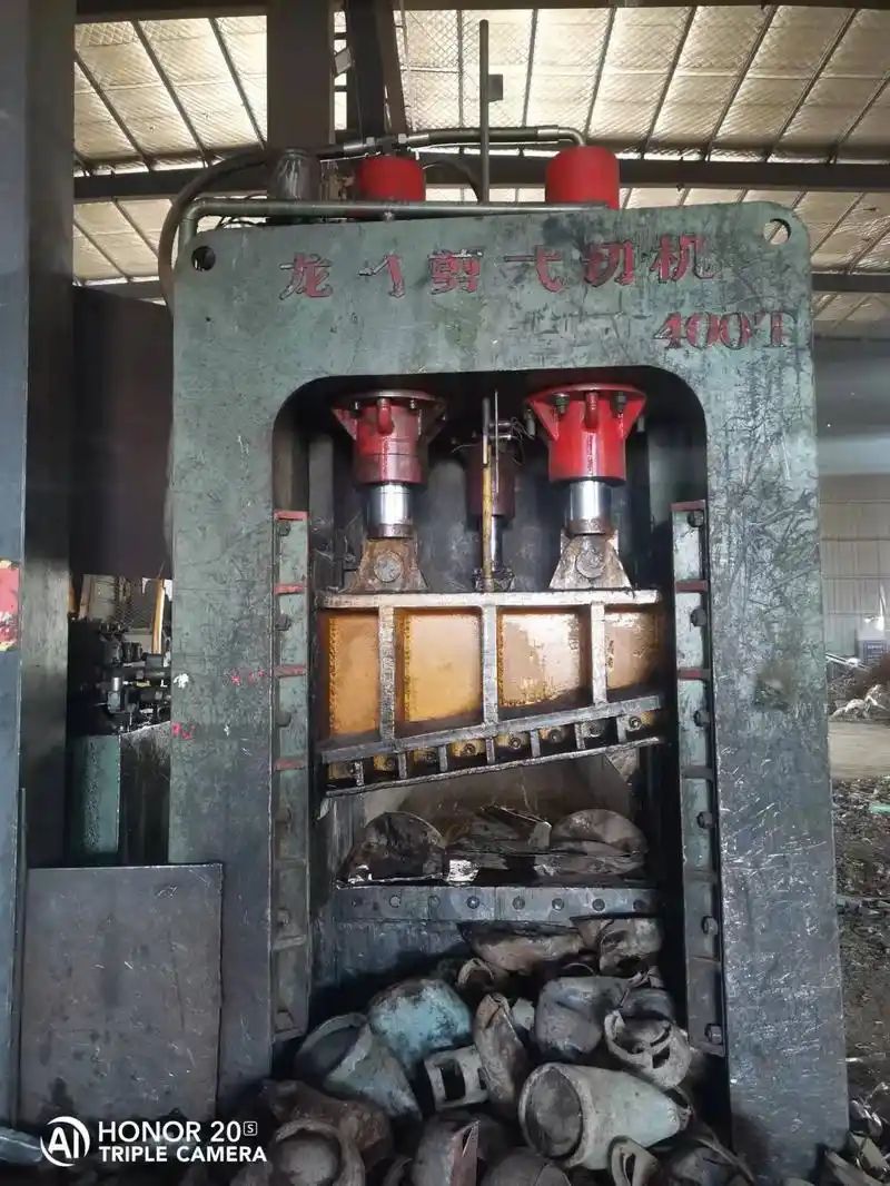 400t scrap metal shear cutting gas tank