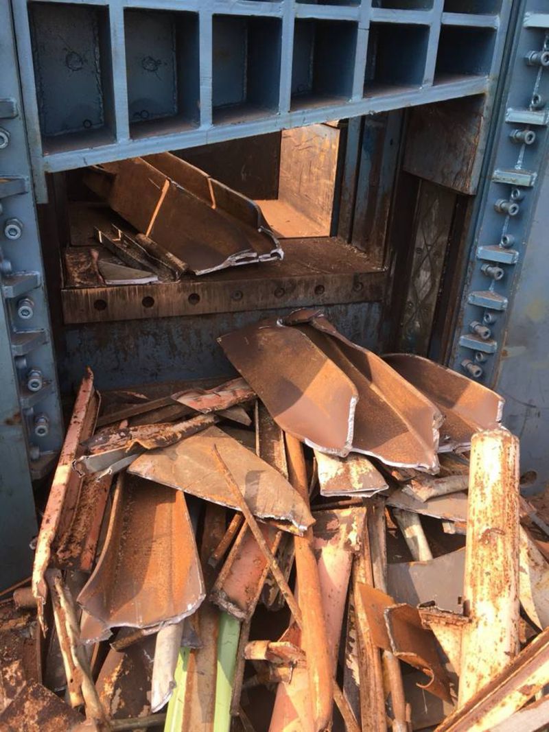 <a href=https://www.dlindustrygroup.com/product/350T-to-2500T-Scrap-Metal-Shears.html target='_blank'>scrap metal shear</a> shearing I beam steel H Steel, double T-steel