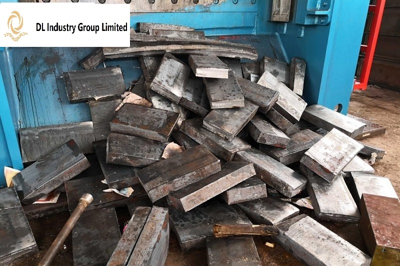 scrap metal shear cutting steel plate